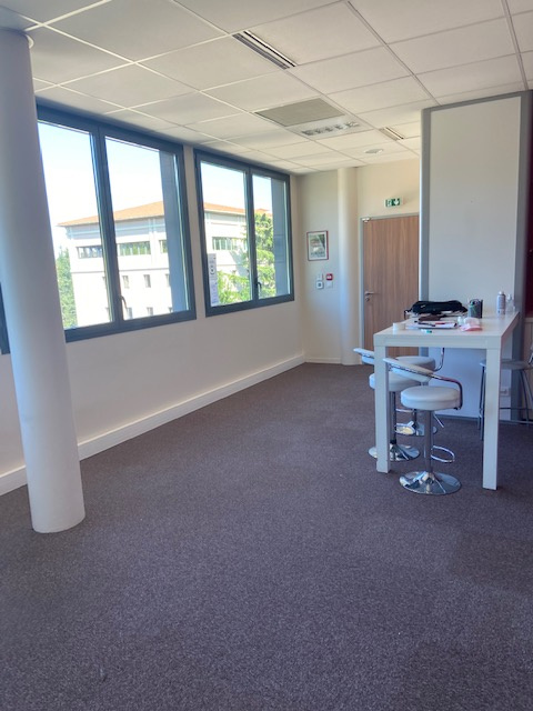 LYON 9 : BUREAUX 82 M2 - EXCELLENTES PRESTATIONS - PROX METRO -