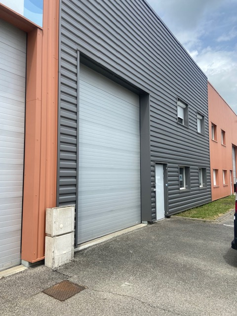 LENTILLY : LOCAL 211 M2 DONT 30 M2 BUREAUX - ÉTAT NEUF -