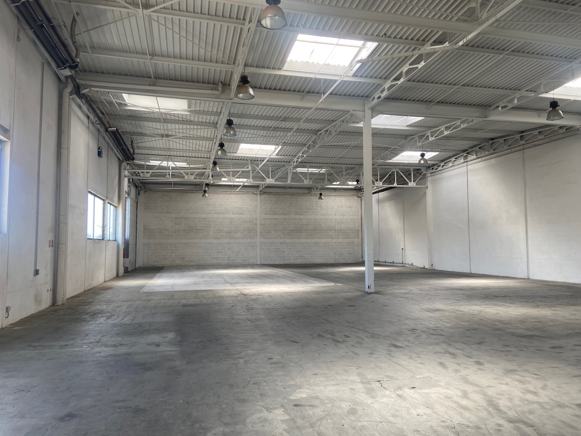 ST PRIEST : 1.000 M2 EN PARFAIT ÉTAT   SITUATION GÉO IDÉALE