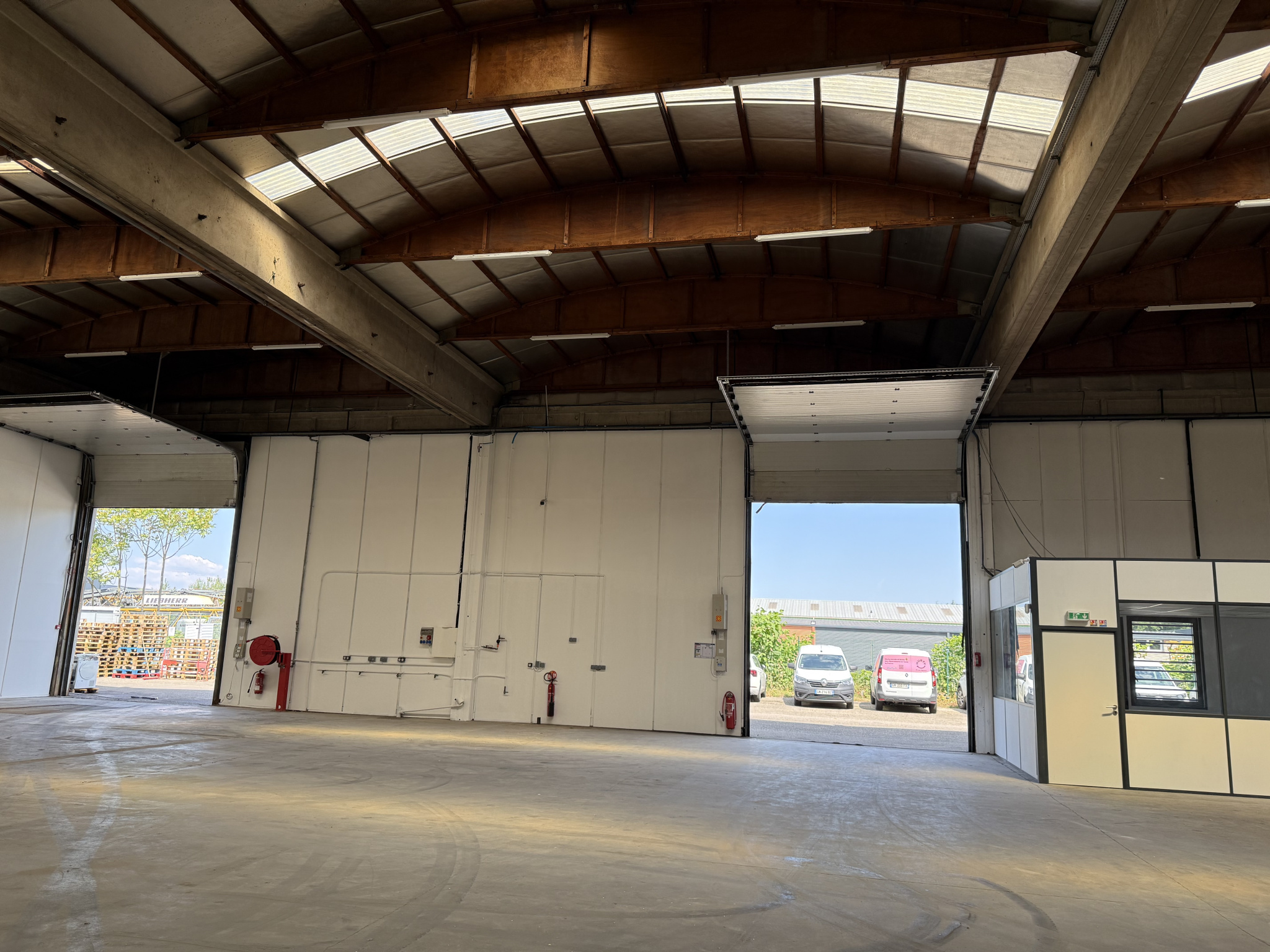 ST PRIEST : 810 M2 EN PARFAIT ÉTAT - HAUTEUR - ZA SÉCURISÉE