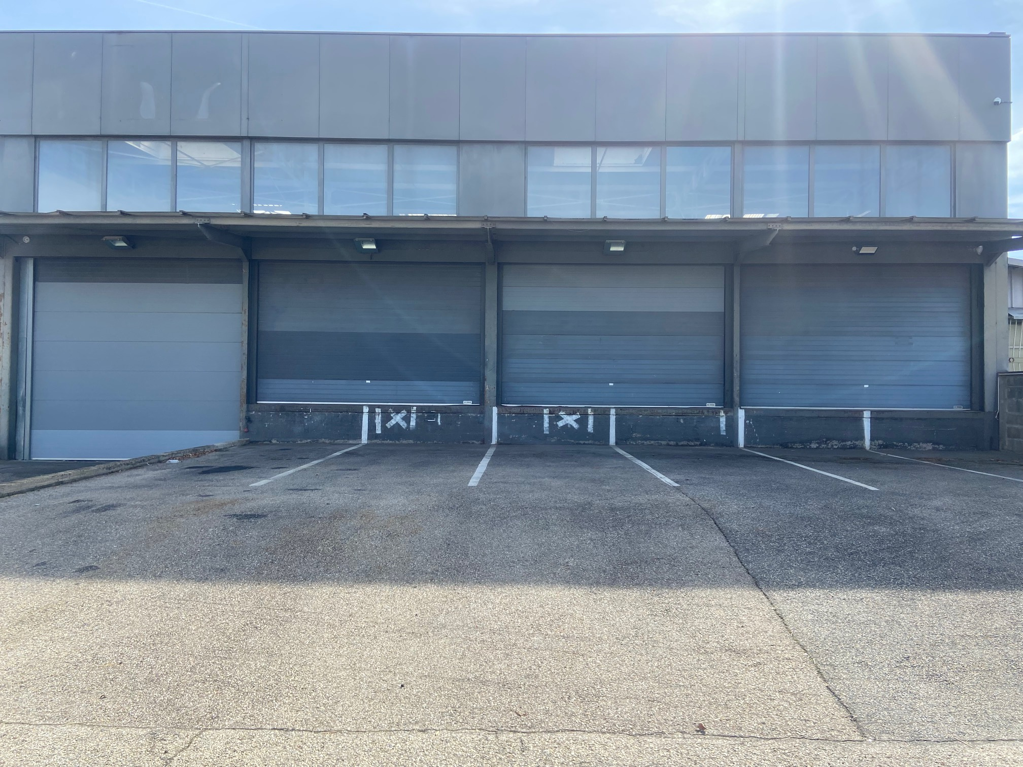 LOCAL AVEC QUAIS DE 500 M2 SUR TERRAIN PRIVÉ DE 1.000 M2  - ST PRIEST -