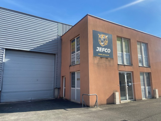 Saint Priest, local 410 m2 en parfait état dont 150 m2 bureaux
