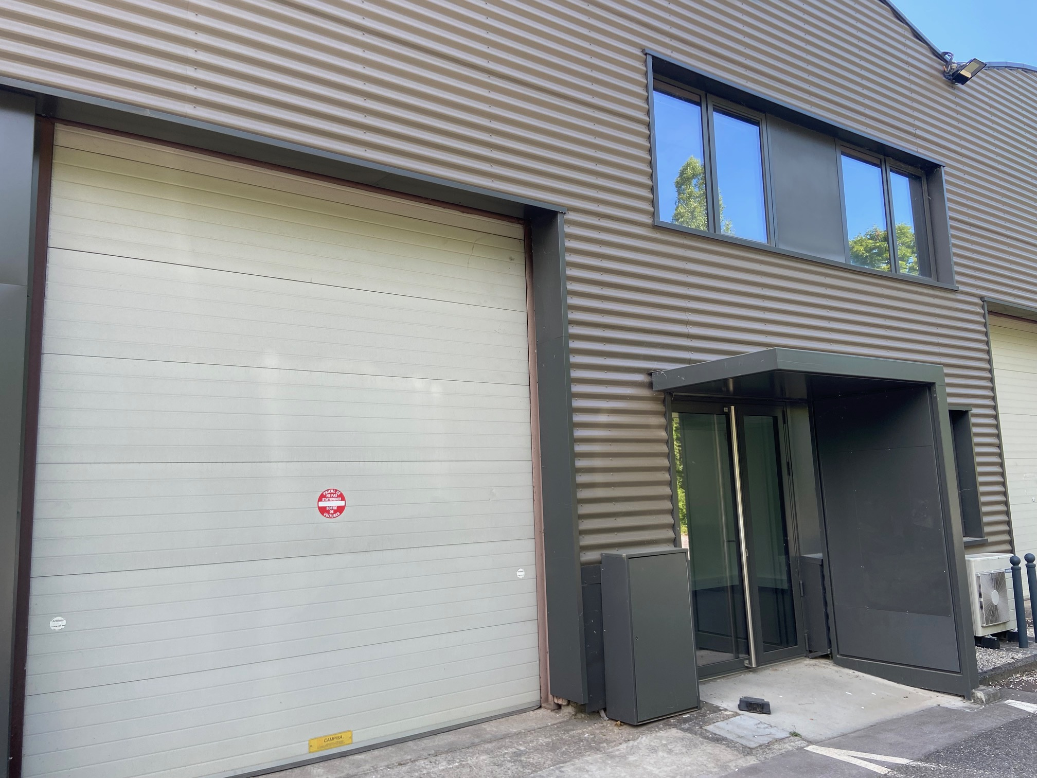 Dardilly : 206 m2 dont 72 m2 de bureaux + 134 m2 entrepôt