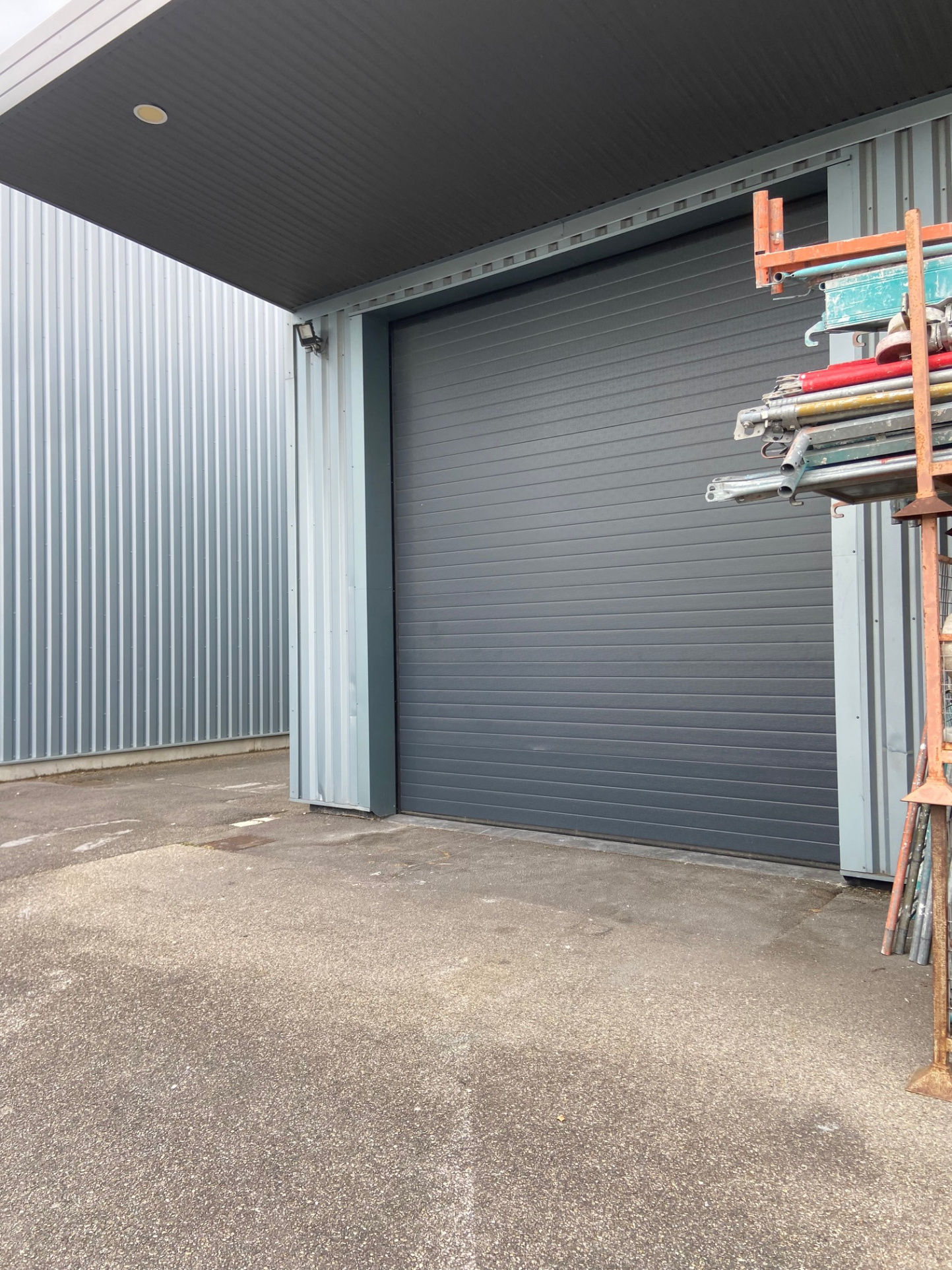 Saint Priest : local de 135 m2 dont 25 m2 bureau. Parfait état